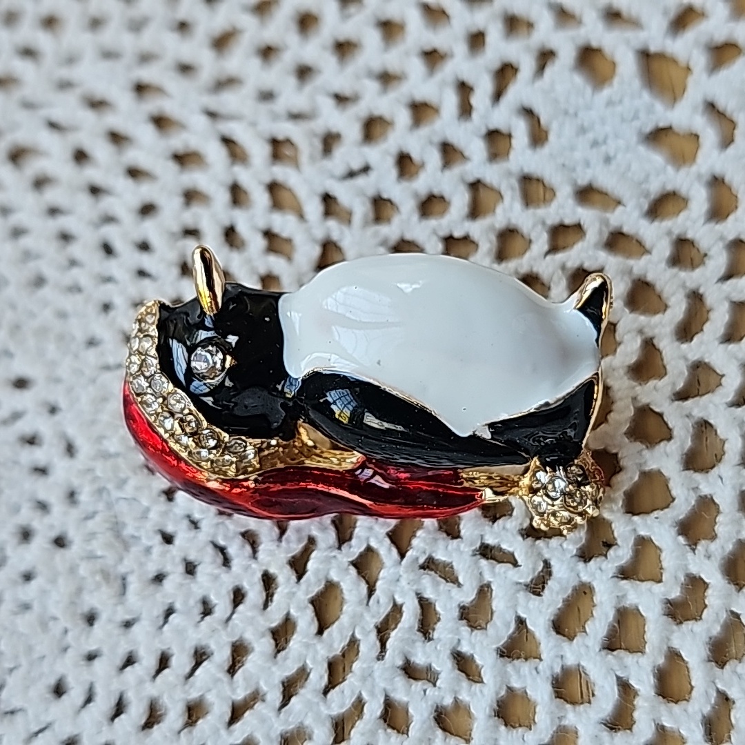 Christmas Enamel Penguin Pin With Cz's Wearing A Santa Hat. New